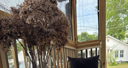 The Westfield - Cozy Downtown Greer Retreat