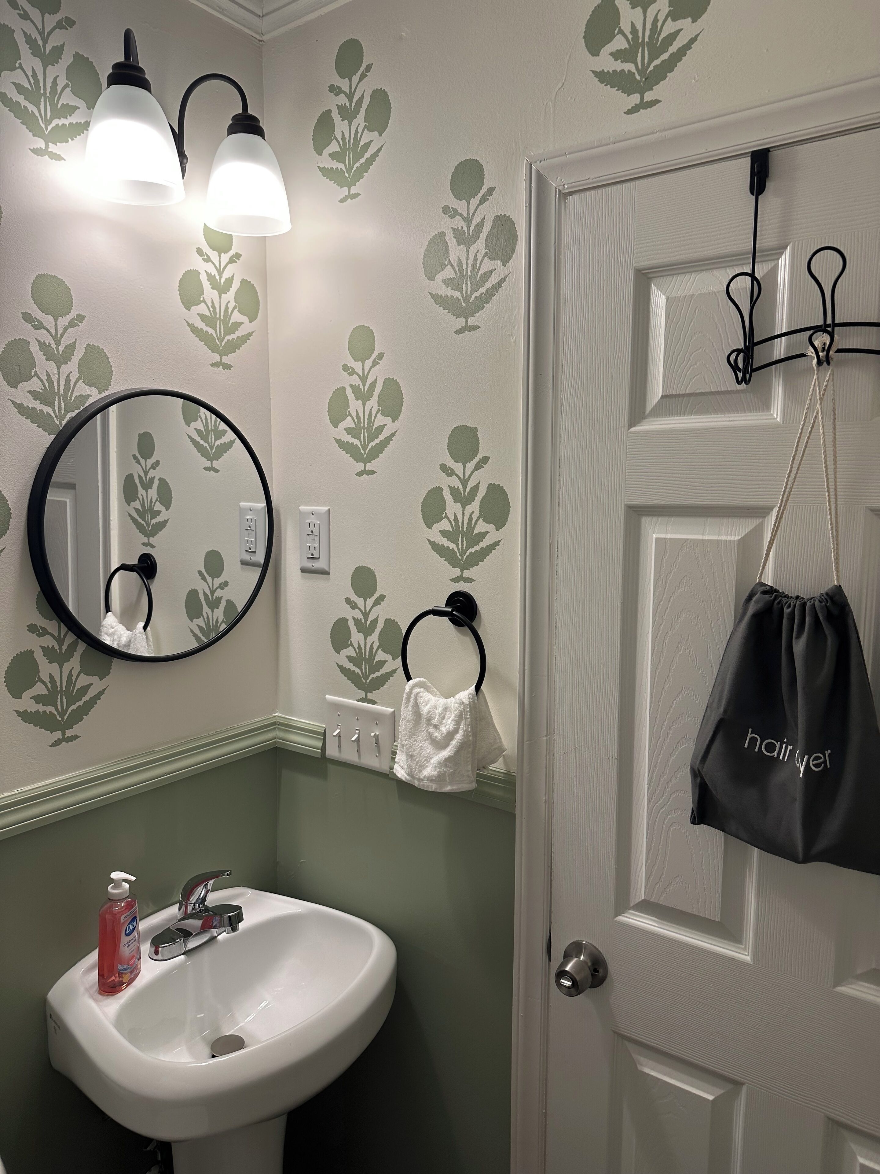 Een haardroger, handdoeken, zeep, toiletpapier