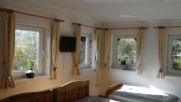 4 bedrooms, free WiFi, bed sheets