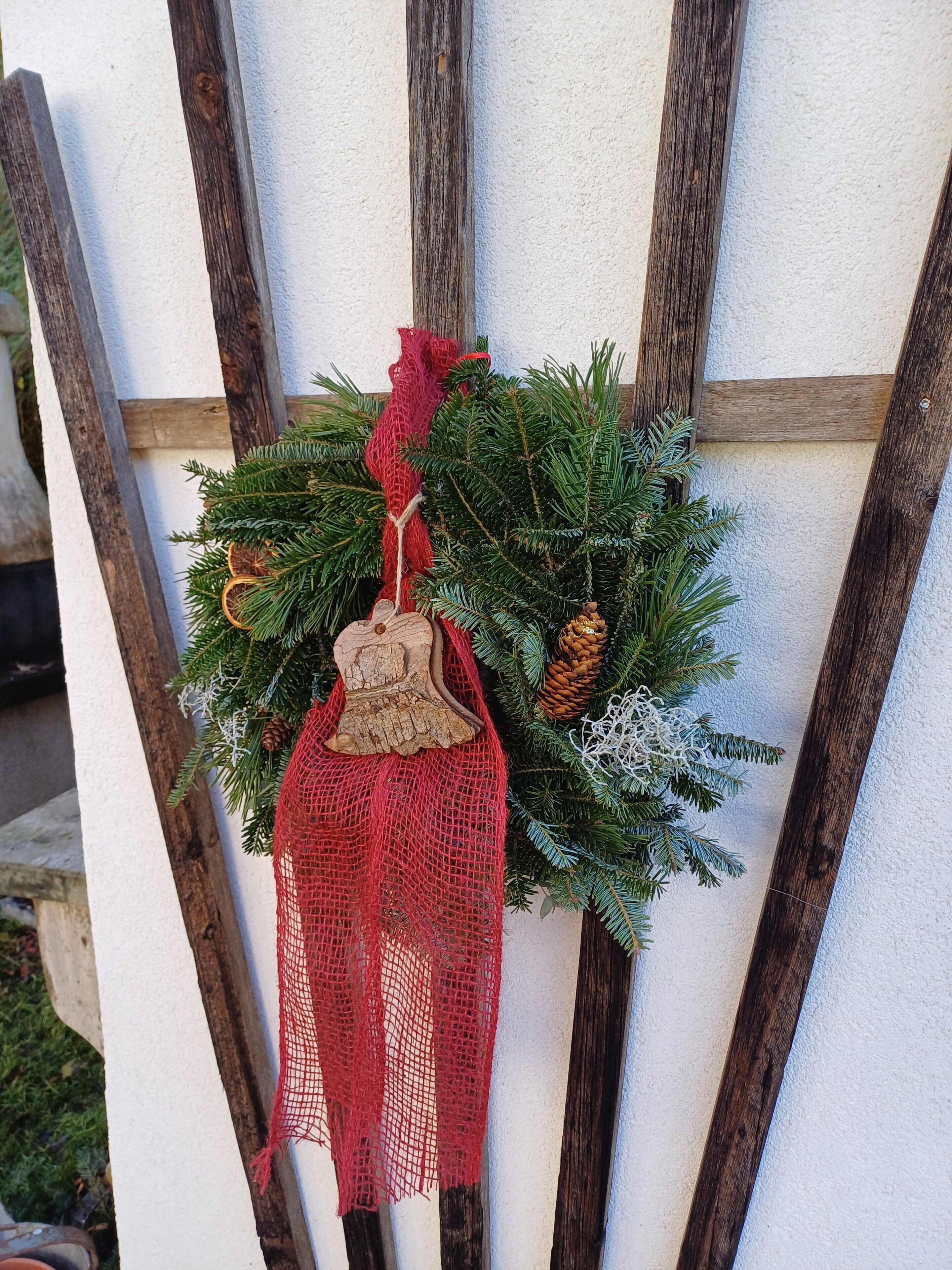 Eine Holzhütte mit einem Weihnachtskranz.