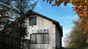 A building with a sign reading 'Ski-Club Brilon e.V.' - Ski Lodge of the Skiclub Brilon with Mountain Views and Shared Terrace (Brilon)