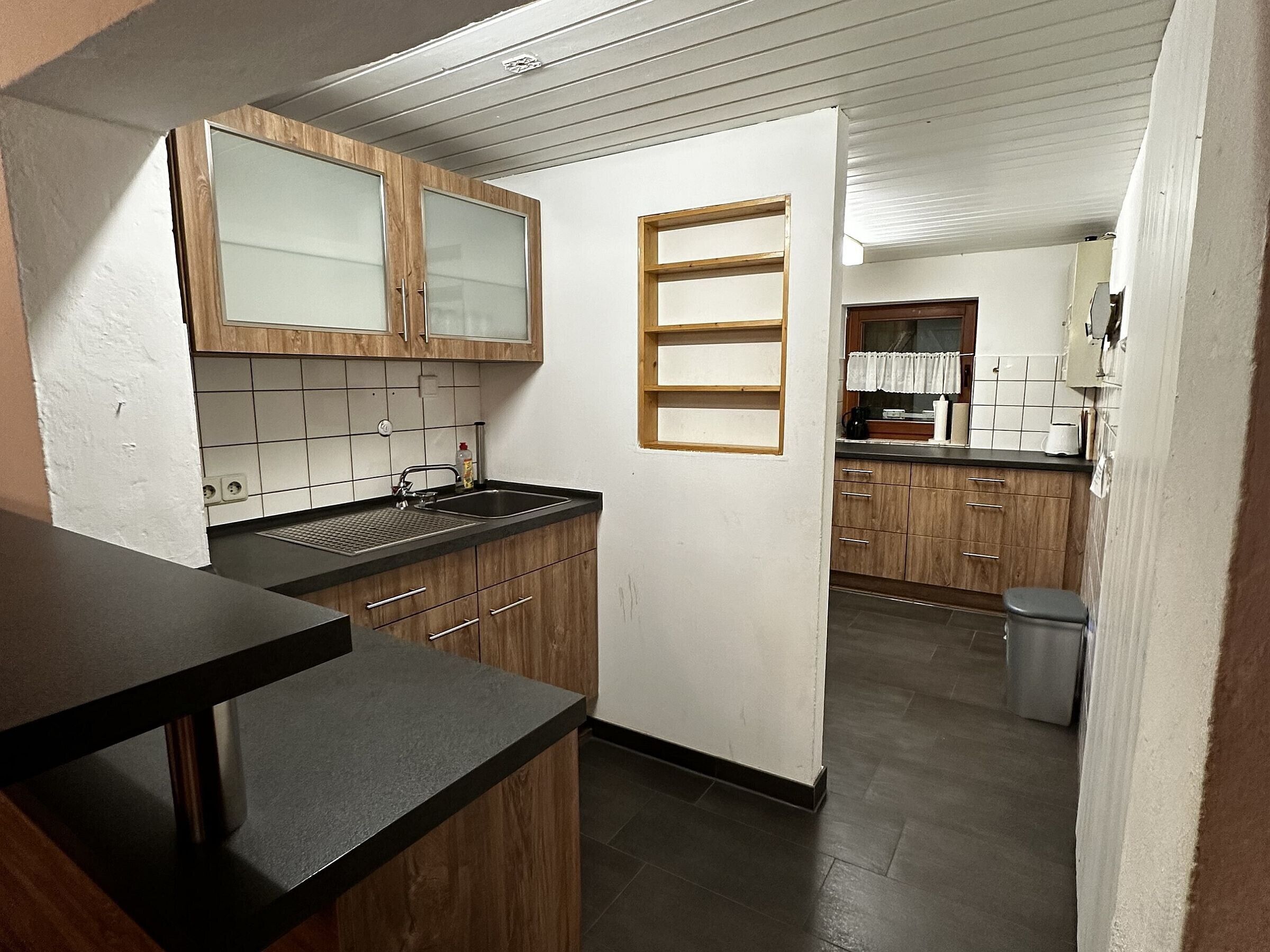 Kühlschrank, Ofen, Herdplatte, Wasserkocher mit Kaffee-/Teezubehör