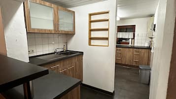 Kühlschrank, Ofen, Herdplatte, Wasserkocher mit Kaffee-/Teezubehör