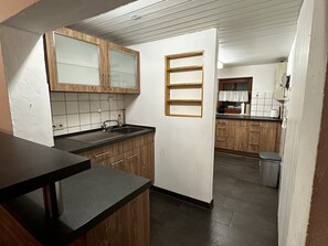 Fridge, oven, stovetop, coffee/tea maker - Ski Lodge of the Skiclub Brilon with Mountain Views and Shared Terrace (Brilon)