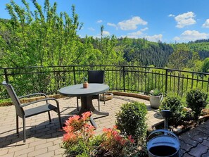 Outdoor dining - Apartment 'Voege' with Mountain View and Private Terrace Surrounded by Nature! (Schmallenberg)