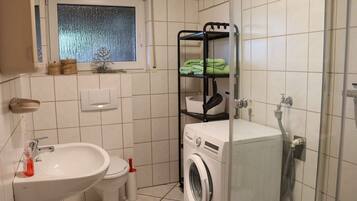 Dusche, Haartrockner, Handtücher