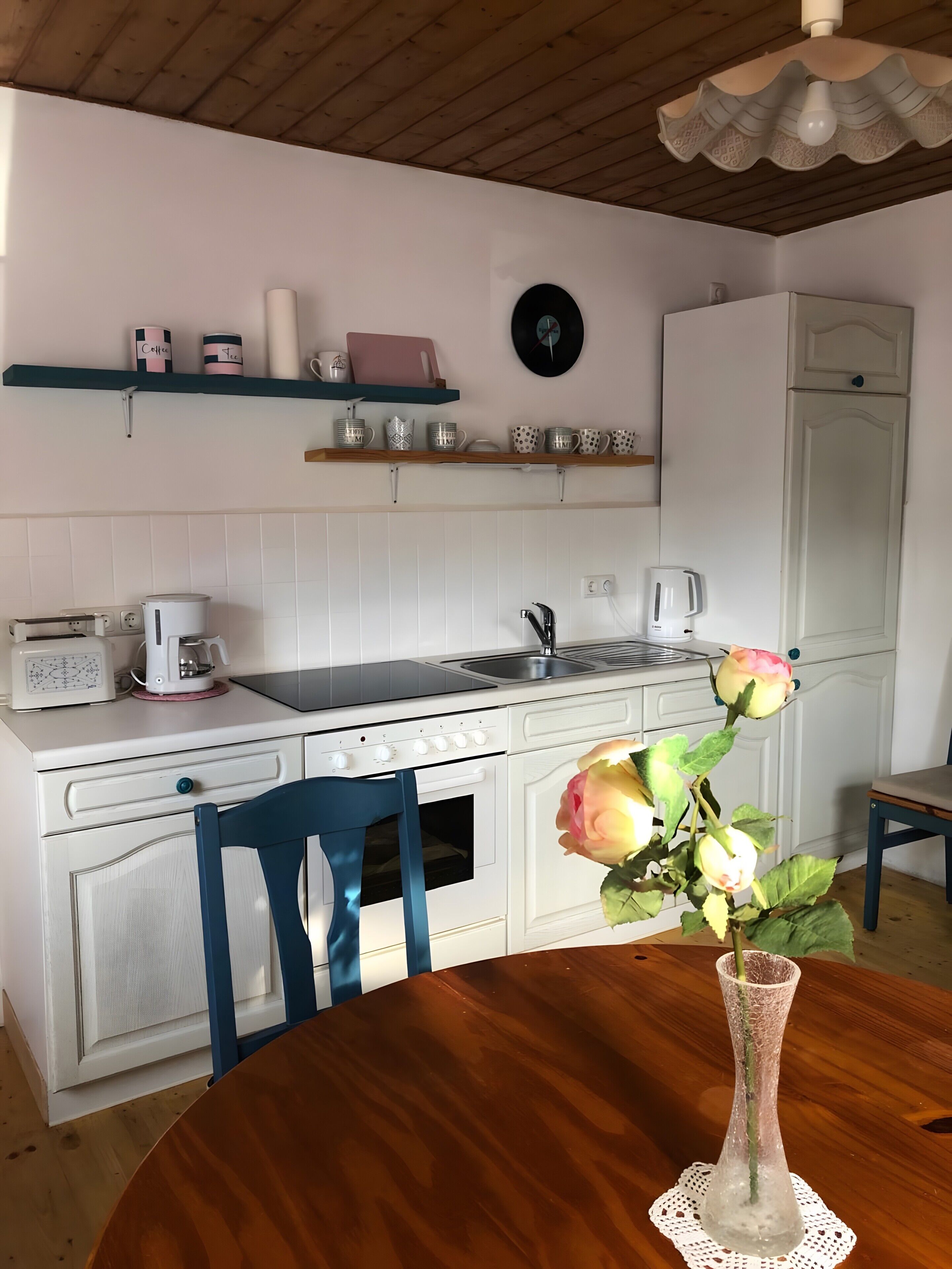 Kühlschrank, Ofen, Herdplatte, Wasserkocher mit Kaffee-/Teezubehör