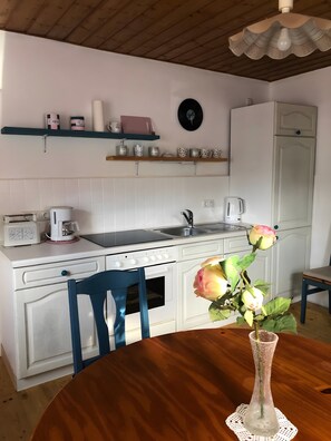 Fridge, oven, stovetop, coffee/tea maker - "My Holiday Home Rosenbusch 1" with Private Terrace, Garden and Wi-Fi (Kemmern)