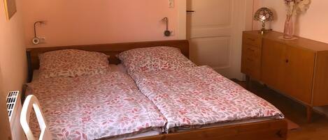 2 quartos, Wi-Fi de cortesia, roupa de cama