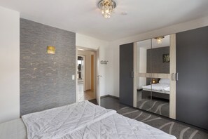 2 bedrooms, iron/ironing board, free WiFi