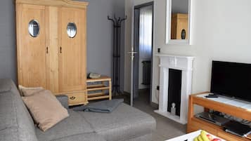 TV, lettore DVD, tavolo da ping pong, impianto stereo