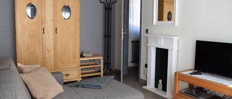 TV, DVD player, table tennis, stereo