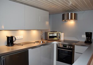 Kjøleskap, mikrobølgeovn, ovn og kokeplater