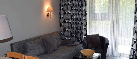 TV, DVD player, ping pong, stereo