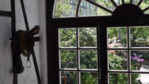 Una habitación con un ventanal grande, una viga de madera y una campana.