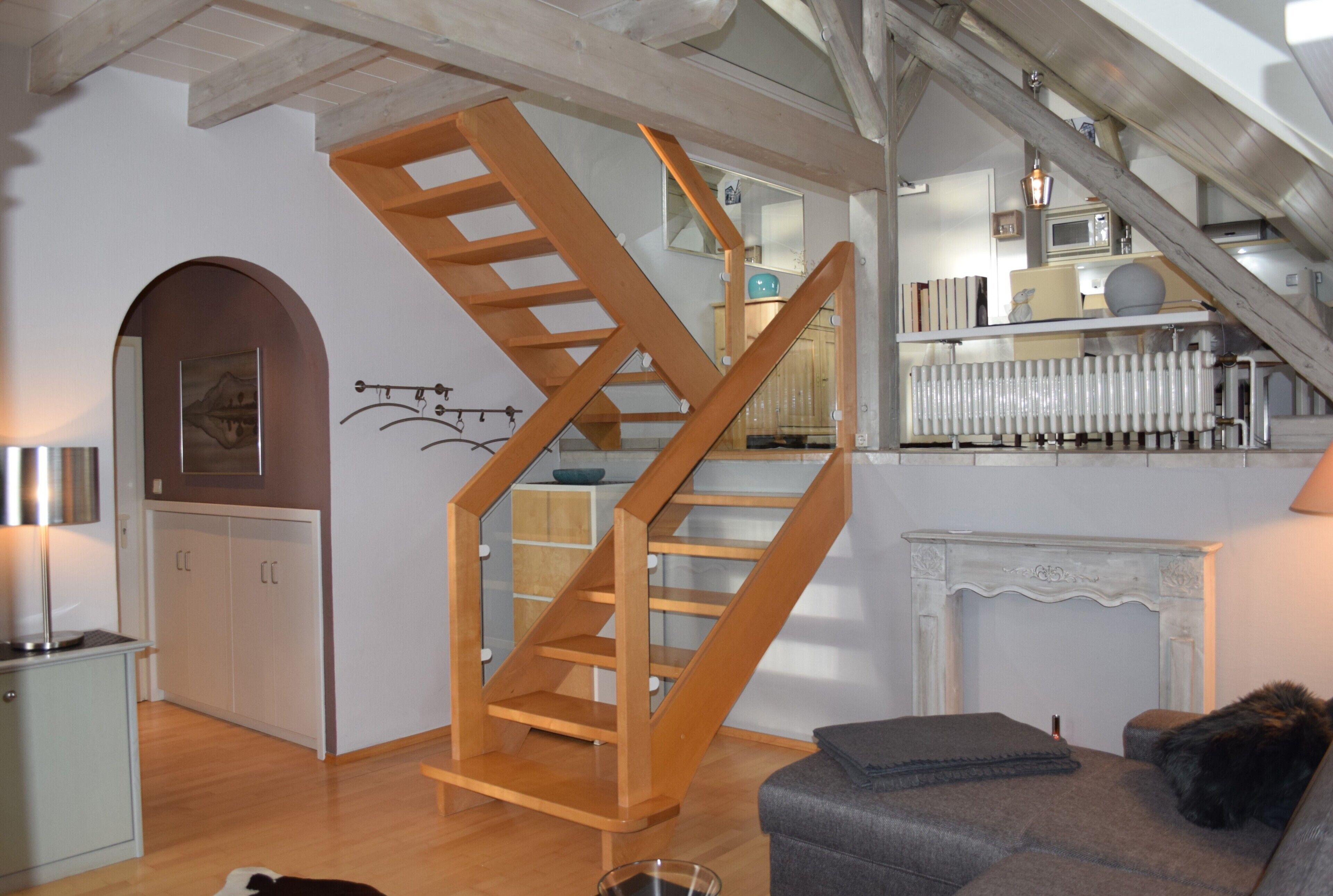 Televisión, reproductor de DVD, mesa de ping pong, estéreo