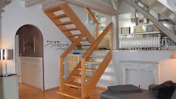 Televisión, reproductor de DVD, mesa de ping pong, estéreo