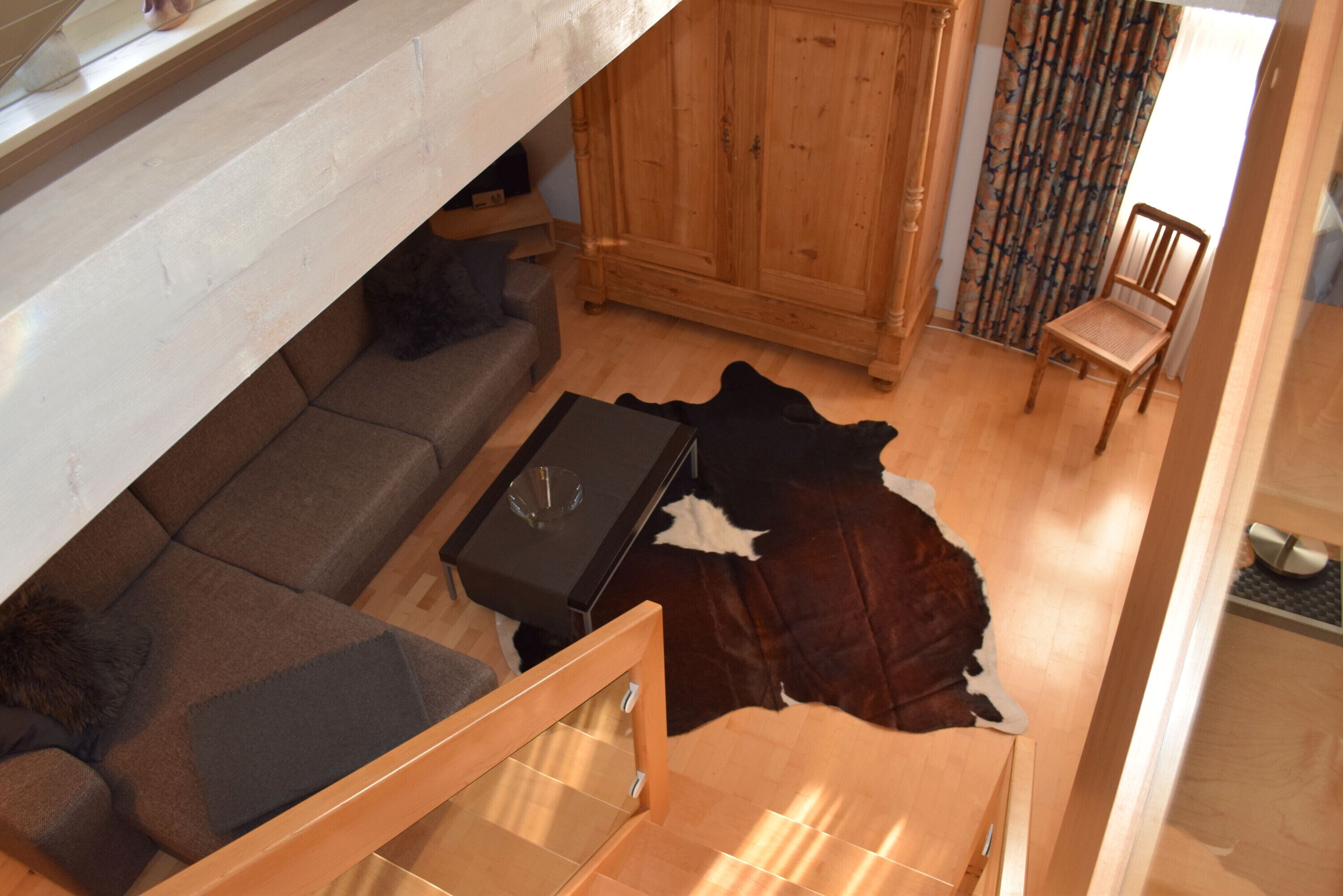 Televisie, een dvd-speler, een tafeltennistafel en een stereo