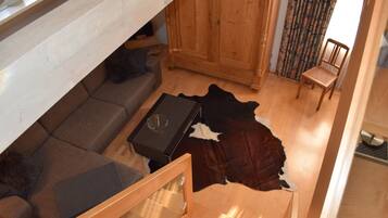 Televisie, een dvd-speler, een tafeltennistafel en een stereo