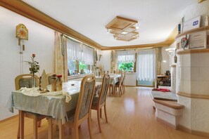 Dining - Double Room 1 with Mountain View, Private Balcony and Wi-Fi (Bad Peterstal-Griesbach)