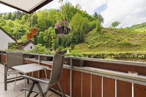 Outdoor dining - Double Room 1 with Mountain View, Private Balcony and Wi-Fi (Bad Peterstal-Griesbach)