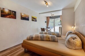 Une chambre à coucher avec un lit, des oreillers, un bureau et une chaise.