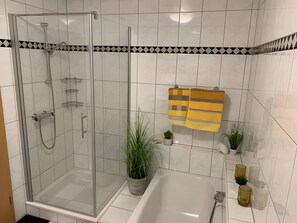 Dusj, hårføner og håndklær