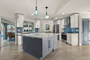 Microwave, oven, stovetop, dishwasher - LUXURIOUS LARGE OPEN 3BR 2BA BLUE POOL VACATION HOME NEAR CAPE HARBOUR MARINA (Cape Coral)