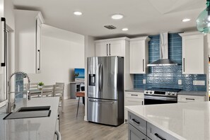 Microonde, forno, piano cottura, lavastoviglie