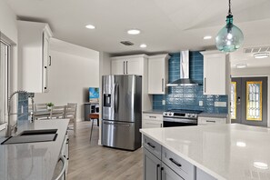 Microondas, horno, placa de cocina y lavavajillas