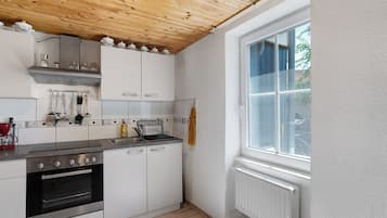 Een koelkast, een magnetron, een oven, een kookplaat