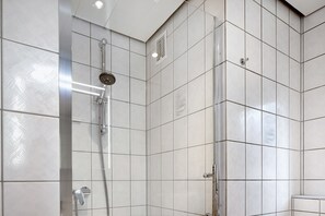 Dusche, Haartrockner, HandtĂŒcher