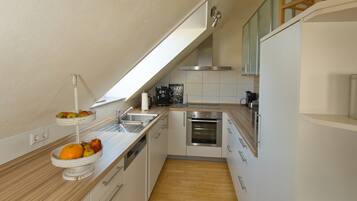 Een koelkast, een microgolfoven, een oven, een kookplaat