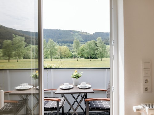 Ferienwohnung 'Kurparkblicksauerland' mit Bergblick, Wi-Fi und Klimaanlage