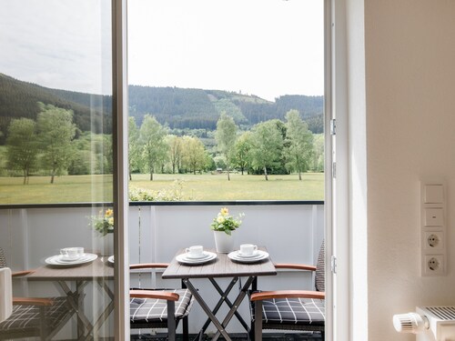 Ferienwohnung 'Kurparkblicksauerland' mit Bergblick, Wi-Fi und Klimaanlage
