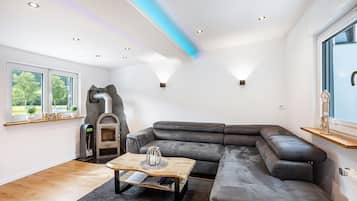 Tv, pejs, dvd-afspiller, stereoanlæg