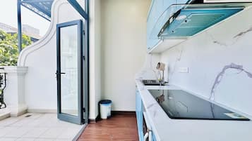 Estudio superior, balcón, vista a la ciudad | Cocina privada | Frigobar, microondas, parrilla de estufa y tetera eléctrica