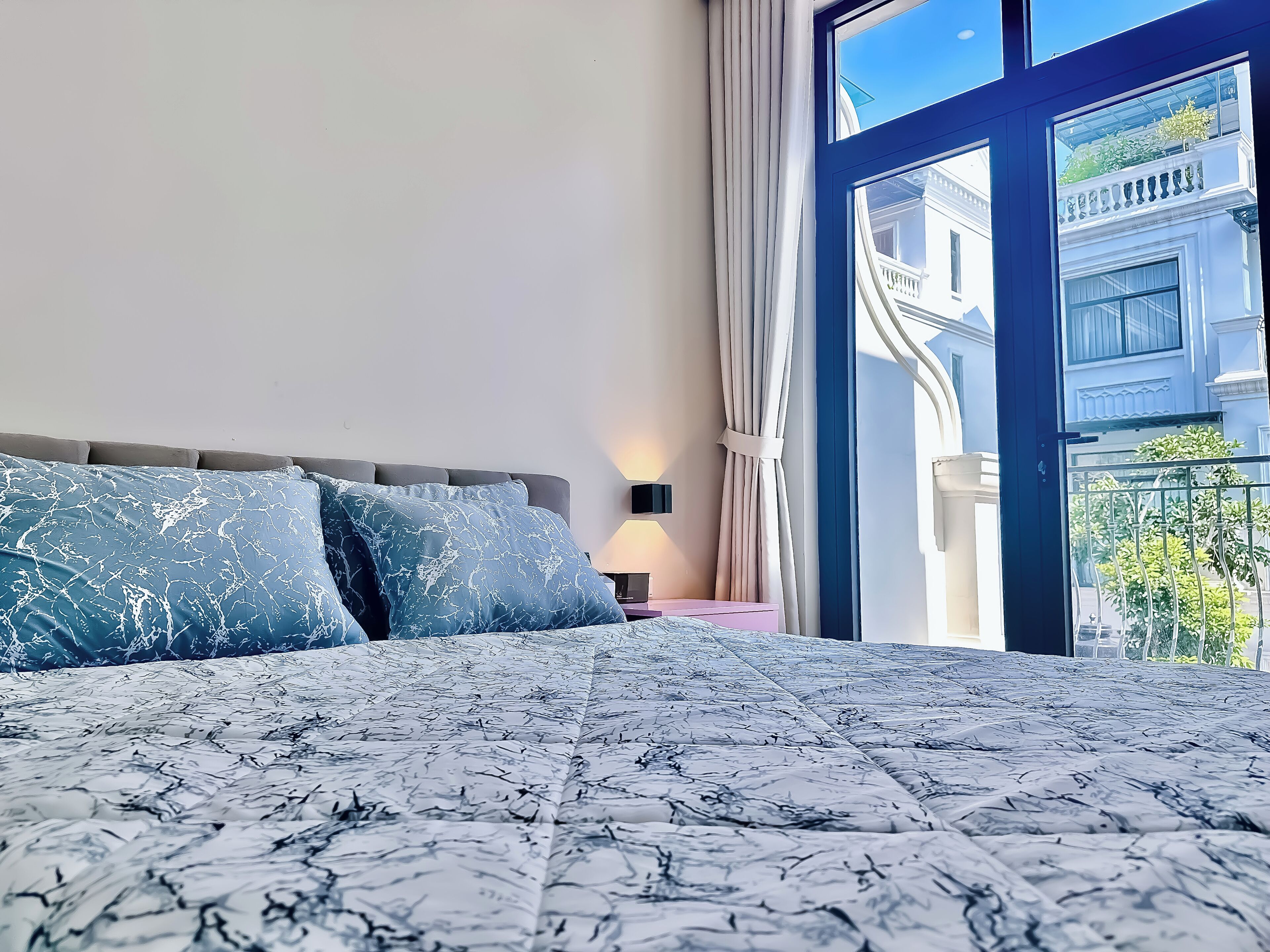 Estudio panorámico, balcón, vista a la ciudad | Escritorio 