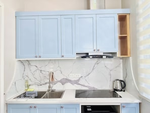 Signature-studio | Yksityinen keittiö | Minijääkaappi, mikroaaltouuni, liesi, vedenkeitin