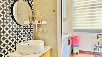Estudio estándar | Baño | Regadera, secadora de cabello, pantuflas, toallas