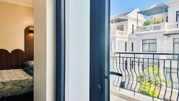 Estudio superior, balcón, vista a la ciudad | Escritorio