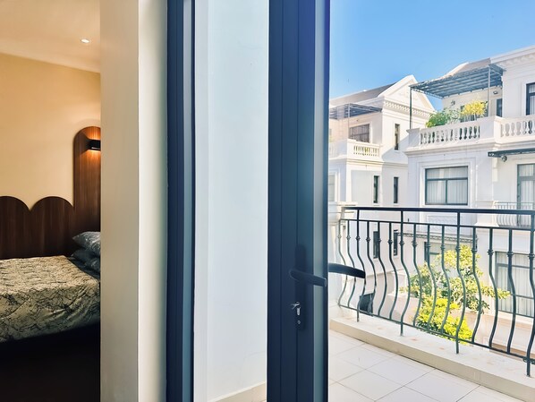 Superior studio, balkon, uitzicht op de stad | Een bureau