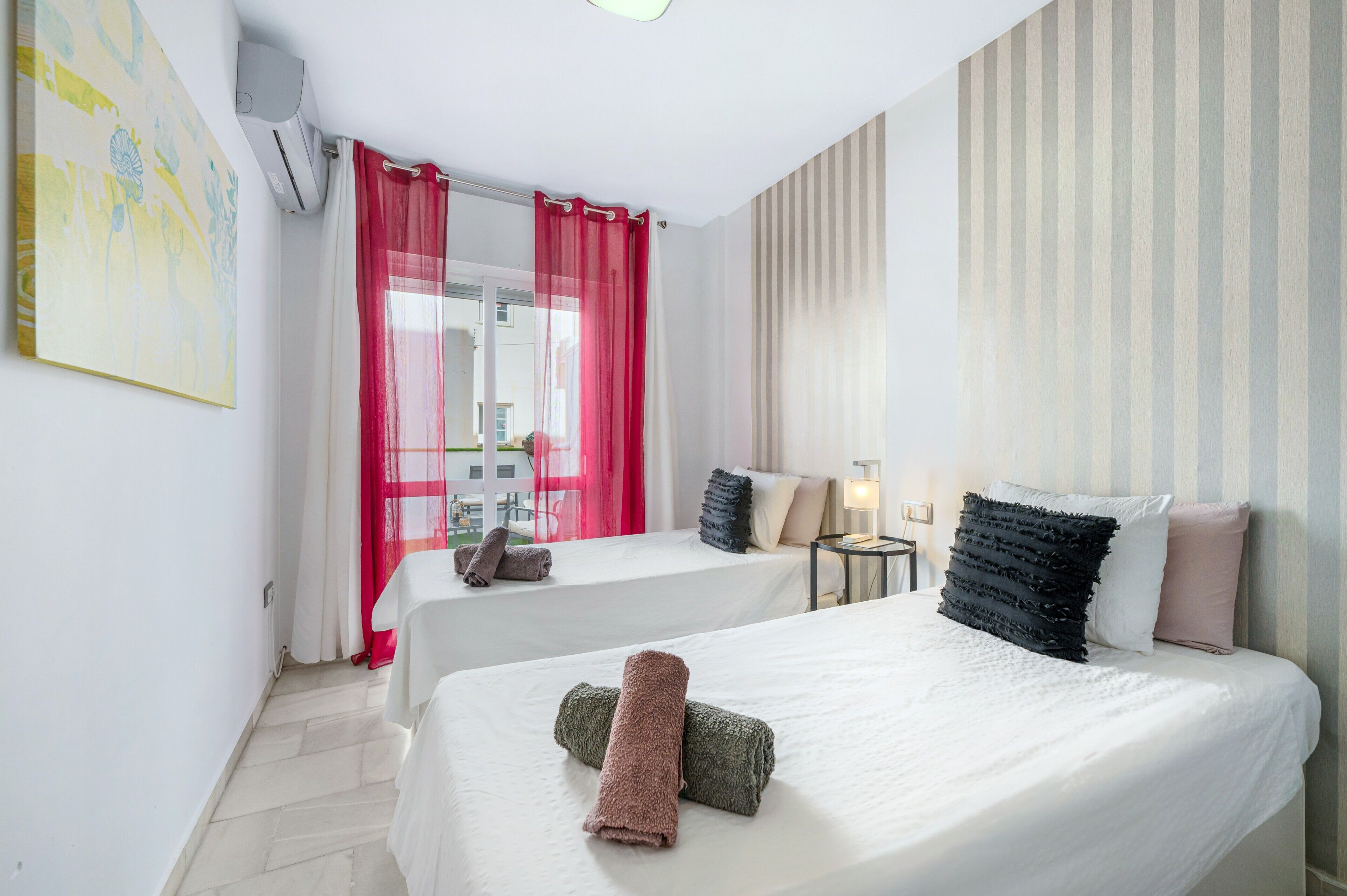 2 slaapkamers, een strijkplank/strijkijzer, gratis wifi, beddengoed