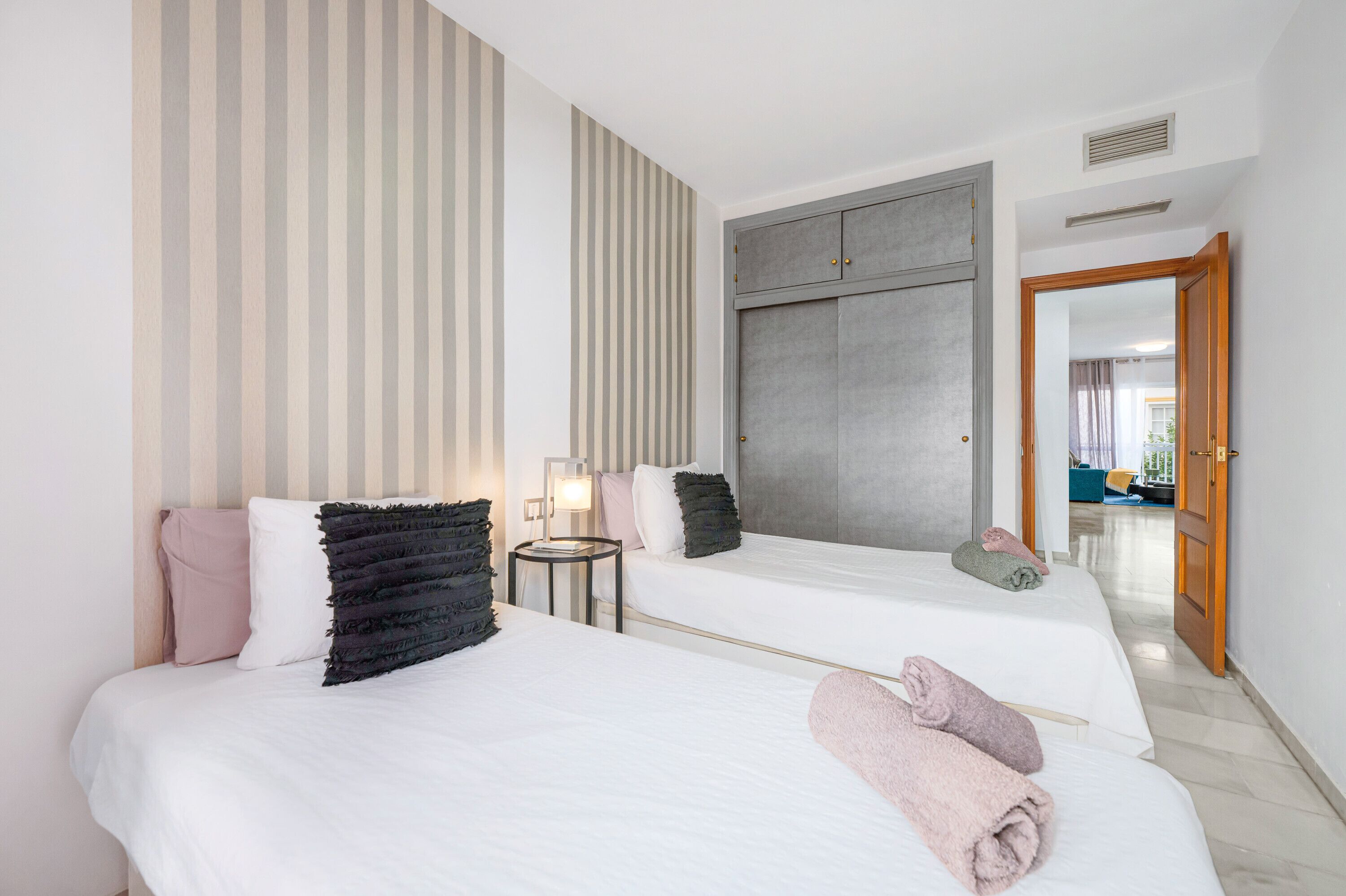 2 slaapkamers, een strijkplank/strijkijzer, gratis wifi, beddengoed