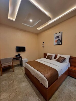 Premium Suite, City View | Egyptian cotton sheets, premium bedding, memory foam beds, desk - Cavan Hotel  (Benin City)