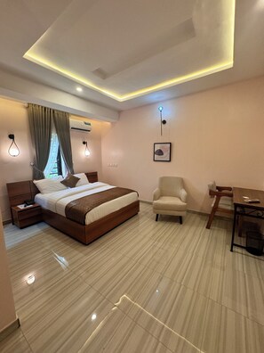 Desk, laptop workspace, free WiFi - Cavan Hotel  (Benin City)