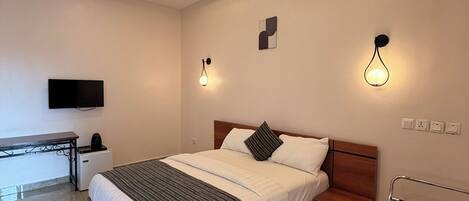 Deluxe Double Room, 1 Bedroom, Air conditioning, City View | Egyptian cotton sheets, premium bedding, memory-foam beds, desk
