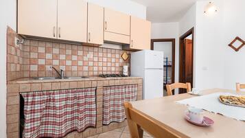 Frigorifero, piano cottura, macchina per tè/caffè, seggiolone