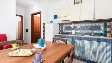 Réfrigérateur, plaque de cuisson, cafetiÚre/bouilloire, chaise haute