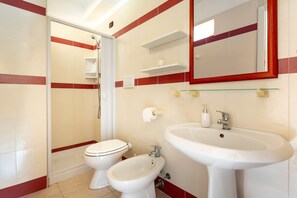 シャワー、ヘアドライヤー、タオル